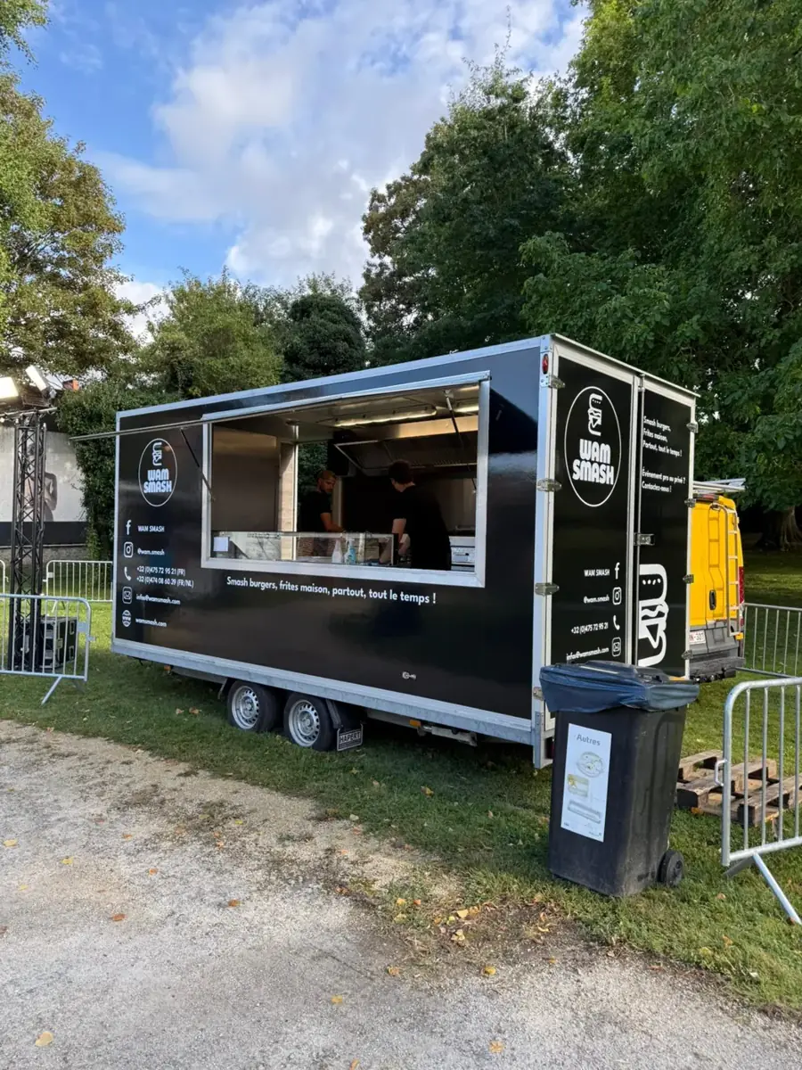 Le food truck Wam Smash installé dans un parc, prêt pour un événement en extérieur