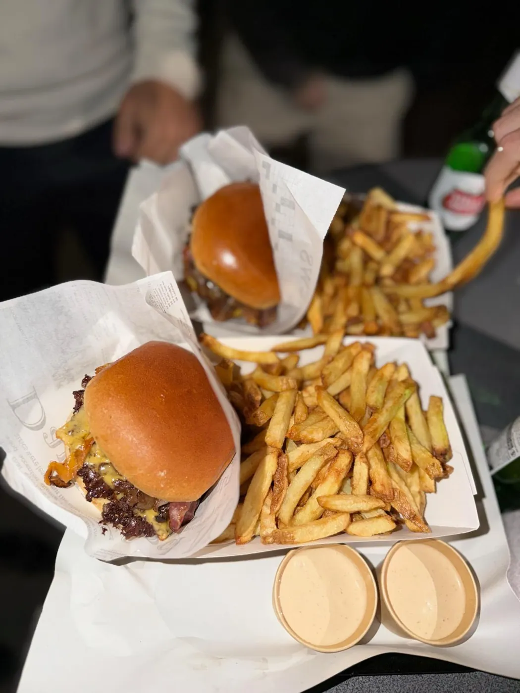 Smash burgers et frites maison Wam Smash servis avec les sauces maison