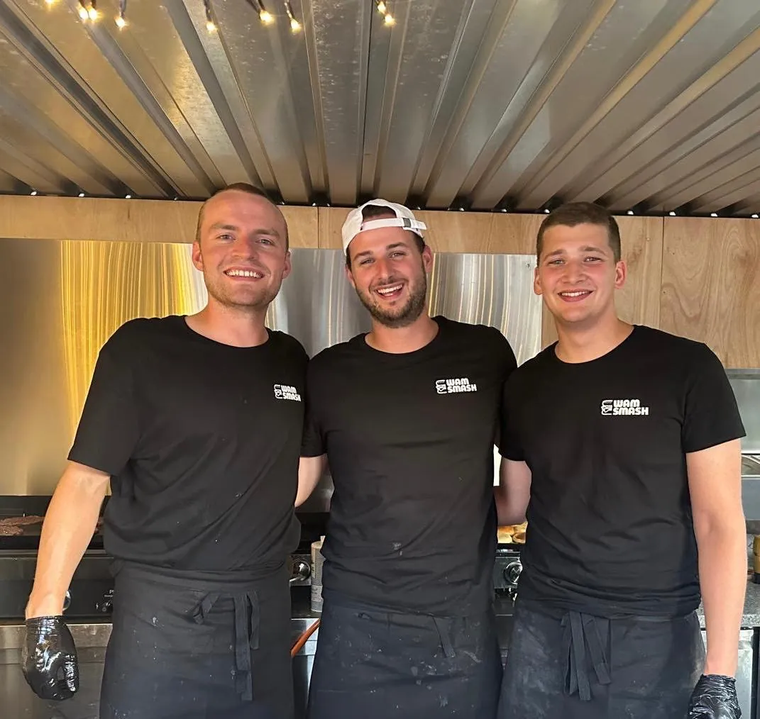 Walter, Antonin et Maxime, l'équipe Wam Smash, dans le food truck