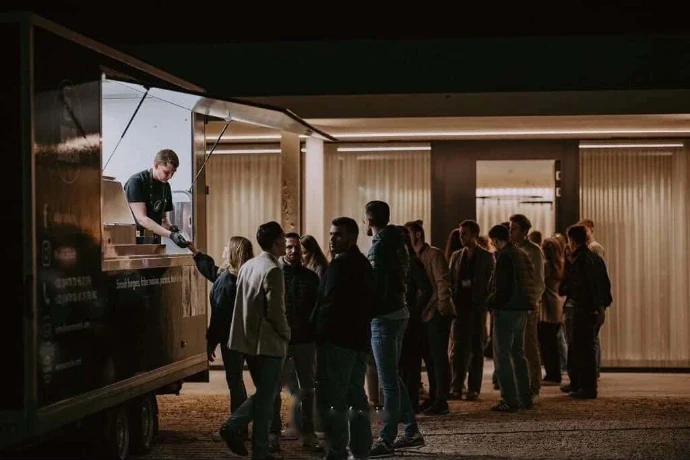 Le food truck Wam Smash en soirée, entouré de participants d'un événement